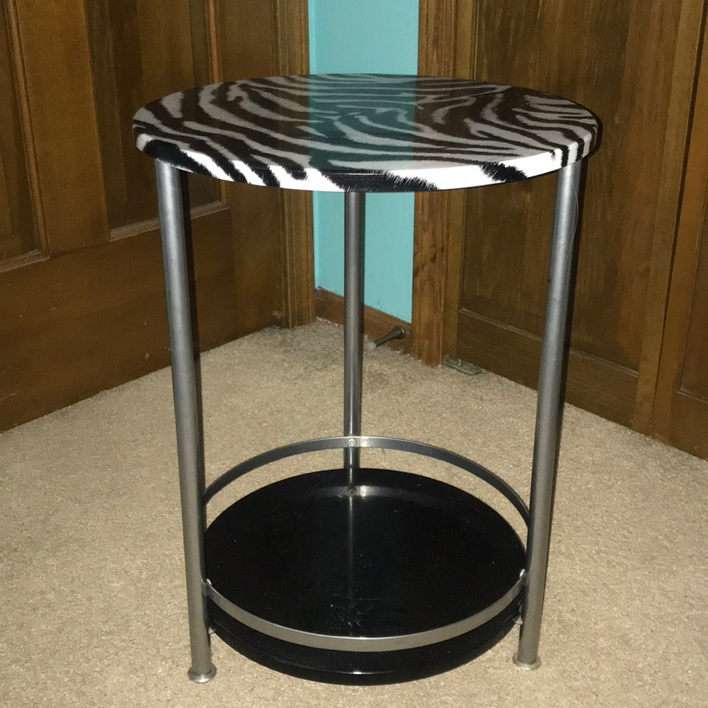 Great condition Zebra side table